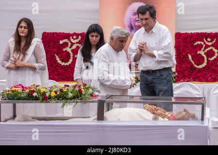 Mumbai, Inde. 11th mai 2022. MUMBAI, INDE - 11 MAI : le poète et parolier indien Javed Akhtar rend ses derniers respects au maître Santoor Pandit Shivkumar Sharma, dans sa résidence de Juhu, le 11 mai 2022 à Mumbai, Inde. (Photo de Pratik Chorge/Hindustan Times/Sipa USA) crédit: SIPA USA/Alay Live News Banque D'Images