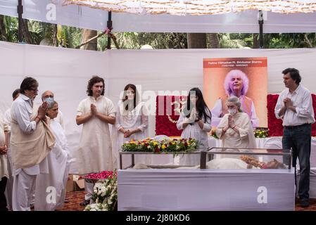 Mumbai, Inde. 11th mai 2022. MUMBAI, INDE - MAI 11: L'acteur Bollywood Amitabh Bachchan et sa femme Jaya Bachchan versent leurs derniers respects au Santoor maestro Pandit Shivkumar Sharma à sa résidence Juhu le 11 mai 2022 à Mumbai, Inde. (Photo de Pratik Chorge/Hindustan Times/Sipa USA) crédit: SIPA USA/Alay Live News Banque D'Images