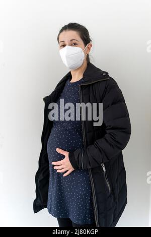 Femme enceinte portant un masque Banque D'Images