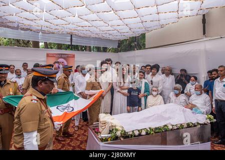 Mumbai, Inde. 11th mai 2022. MUMBAI, INDE - MAI 11 : le personnel de police donne la garde d'honneur au Santoor maestro Pandit Shivkumar Sharma avant les funérailles à sa résidence de Juhu le 11 mai 2022 à Mumbai, Inde. (Photo de Pratik Chorge/Hindustan Times/Sipa USA) crédit: SIPA USA/Alay Live News Banque D'Images