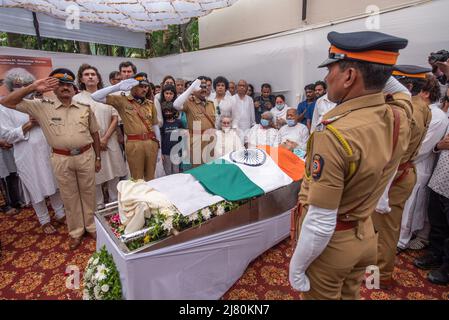 Mumbai, Inde. 11th mai 2022. MUMBAI, INDE - MAI 11 : le personnel de police donne la garde d'honneur au Santoor maestro Pandit Shivkumar Sharma avant les funérailles à sa résidence de Juhu le 11 mai 2022 à Mumbai, Inde. (Photo de Pratik Chorge/Hindustan Times/Sipa USA) crédit: SIPA USA/Alay Live News Banque D'Images