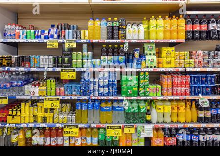 Huelva, Espagne - 10 mai 2022 : étagère dans un supermarché avec boissons rafraîchissantes Banque D'Images