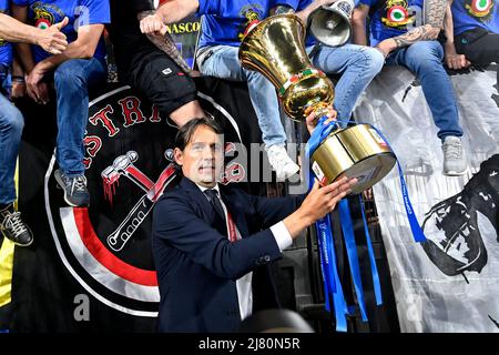 Roma, Italie. 12th mai 2022. Simone Inzaghi entraîneur du FC Internazionale célèbre la victoire à la fin du match de football final de la coupe d'Italie entre le FC Juventus et le FC Internazionale au stade Olimpico à Rome (Italie), le 11th mai 2022. Photo Andrea Staccioli/Insidefoto crédit: Insidefoto srl/Alamy Live News Banque D'Images