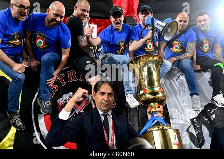 Roma, Italie. 12th mai 2022. Simone Inzaghi entraîneur du FC Internazionale célèbre la victoire à la fin du match de football final de la coupe d'Italie entre le FC Juventus et le FC Internazionale au stade Olimpico à Rome (Italie), le 11th mai 2022. Photo Andrea Staccioli/Insidefoto crédit: Insidefoto srl/Alamy Live News Banque D'Images