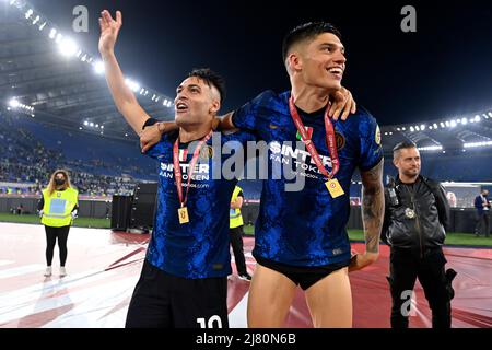 Roma, Italie. 11th mai 2022. Lautaro Martinez et Joaquin Correa du FC Internazionale célèbrent la victoire à la fin du match de football final de la coupe d'Italie entre le FC Juventus et le FC Internazionale au stade Olimpico à Rome (Italie), le 11th mai 2022. Photo Andrea Staccioli/Insidefoto crédit: Insidefoto srl/Alamy Live News Banque D'Images