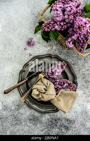 Vue en hauteur d'une place de printemps avec fleurs lilas Banque D'Images