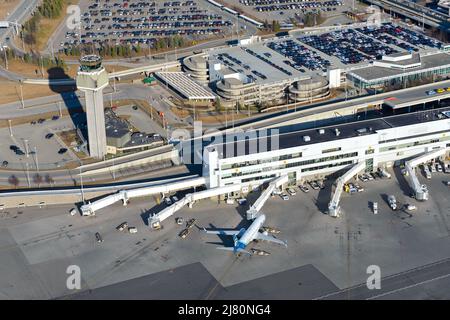 Terminal des passagers de l'aéroport Ted Stevens d'Anchorage à Anchorage, en Alaska. Vue aérienne du terminal de l'aéroport d'Anchorage avec ponts à jets. Banque D'Images