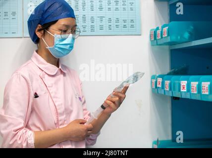 TAIZHOU, CHINE - 12 MAI 2022 - Une infirmière configure la médecine liquide à l'unité néonatale de soins intensifs (USIN) de l'hôpital populaire de Taizhou, en Chine orientale Banque D'Images