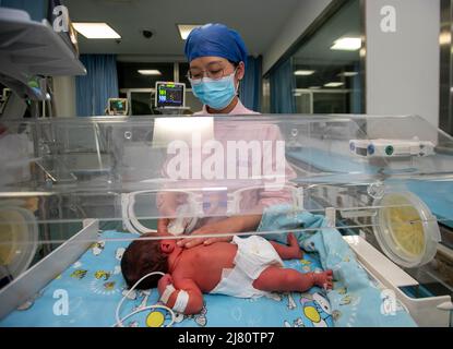 TAIZHOU, CHINE - 12 MAI 2022 - Une infirmière nourrit un nouveau-né à l'unité néonatale de soins intensifs (USIN) de l'hôpital populaire de Taizhou à Taizhou, en Chine orientale Banque D'Images