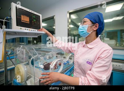 TAIZHOU, CHINE - 12 MAI 2022 - Une infirmière fixe les paramètres de surveillance à l'unité néonatale de soins intensifs (USIN) de l'hôpital populaire de Taizhou à Taizhou, Banque D'Images