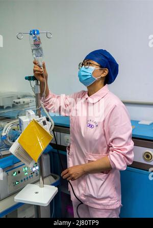 TAIZHOU, CHINE - 12 MAI 2022 - Une infirmière regarde le remplacement des liquides à l'unité néonatale de soins intensifs (USIN) de l'hôpital populaire de Taizhou à Taizhou, Banque D'Images