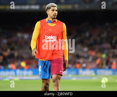 Sabadell, Barcelone, Espagne. 10th mai 2022. Barcelone Espagne 10.05.2022 Ronald Araujo (FC Barcelone) regarde pendant la Liga Santander entre le FC Barcelone et Celta Vigo au Camp Nou le 10 mai 2022 à Barcelone. (Image de crédit : © Xavi Urgeles/ZUMA Press Wire) Banque D'Images