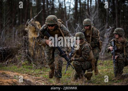 Marines avec le deuxième peloton, Bravo Company, Marine Barracks Washington, mène une formation d'infanterie à la base du corps des Marines Quantico, Virginie, le 13 avril 2022. Les Marines ont effectué une insertion aérienne dans les Ospreys MV-22, des patrouilles à pied et un entraînement au feu réel avec l'arme anti-armure de la lumière d'espace confiné M136E1 AT4-CS, le lanceur de grenade M203 et le fusil M16A4. (É.-U. Photo du corps marin par Cpl. Mark A. Morales) Banque D'Images