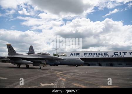 Un pilote Fighting Falcon F-16 du 80th Fighter Squadron, à la base aérienne de Kunsan, en République de Corée, se prépare à prendre un taxi à la base aérienne de Clark, aux Philippines, le 7 mai 2022. En utilisant la base des forces aériennes des Philippines, l’US Air Force est en mesure de travailler aux côtés d’un partenaire international pour renforcer la stabilité pour une Indo-Pacifique libre et ouverte. (É.-U. Photo de la Force aérienne par le sergent d'état-major. Braden Anderson) Banque D'Images