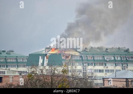 Village de Myla, région de Kiev, Ukraine - 03 mars 2022 : une carapace d'artillerie a frappé le toit d'un immeuble résidentiel lors de l'invasion russe de l'Ukraine. Banque D'Images