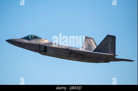 Un F-22 Raptor affecté à la 325th Fighter Wing, à la base aérienne de Tyndall, en Floride, prend son départ du Air Dominance Center pour un exercice de combat aérien à Sentry Savannah le 10 mai 2022. Sentry Savannah est le plus grand exercice de combat aérien conjoint de la Garde nationale aérienne pour les combattants de quatrième et cinquième générations, qui teste les capacités de nos combattants dans un environnement simulé et forme la prochaine génération de pilotes de chasse pour le combat de demain. (É.-U. Photo de la Force aérienne par le Senior Airman Erica Webster) Banque D'Images