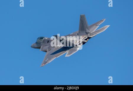 Un F-22 Raptor affecté à la 325th Fighter Wing, à la base aérienne de Tyndall, en Floride, prend son départ du Air Dominance Center pour un exercice de combat aérien à Sentry Savannah le 10 mai 2022. Sentry Savannah est le plus grand exercice de combat aérien conjoint de la Garde nationale aérienne pour les combattants de quatrième et cinquième générations, qui teste les capacités de nos combattants dans un environnement simulé et forme la prochaine génération de pilotes de chasse pour le combat de demain. (É.-U. Photo de la Force aérienne par le Senior Airman Erica Webster) Banque D'Images