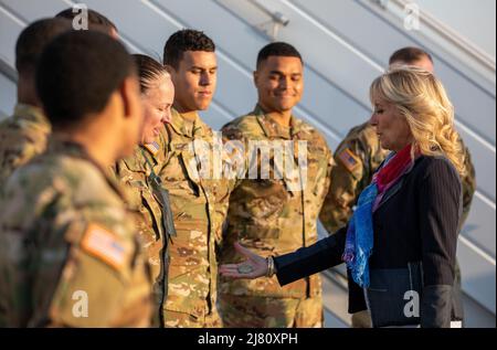 Première dame des États-Unis, Jill Biden, pièces soldats de la Garde nationale du Delaware des États-Unis, affectés au groupe de soutien de zone Mer Noire, à la base aérienne de Mihail Kogalniceanu, Roumanie, le 6 mai 2022. La base aérienne de Mihail Kogalniceanu accueille de nombreux alliés et partenaires de l'OTAN pour soutenir l'inopérabilité et pour défendre l'Europe. (É.-U. Photo de l'armée par la SPC. Thurnaneuf Valle, 5th Détachement mobile des affaires publiques.) Banque D'Images