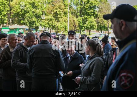 Zaporizhzhia, Ukraine. 11th mai 2022. Les civils ukrainiens déplacés par la guerre reçoivent une aide humanitaire, des soins médicaux et des services à l'enfance dans le centre de réfugiés de la Croix-Rouge, à Zaporizhjhia, le 11th mai 2022. Zaporizhzhia est devenu une ville de transit pour les personnes déplacées en Ukraine qui fuient les zones de combat dans le sud et l'est de l'Ukraine. Zaporizhzhia, Ukraine. (Photo de Justin Yau/Sipa USA) crédit: SIPA USA/Alay Live News Banque D'Images