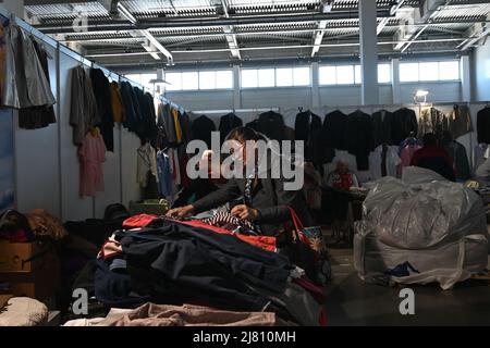 Zaporizhzhia, Ukraine. 11th mai 2022. Les civils ukrainiens déplacés par la guerre reçoivent une aide humanitaire, des soins médicaux et des services à l'enfance dans le centre de réfugiés de la Croix-Rouge, à Zaporizhjhia, le 11th mai 2022. Zaporizhzhia est devenu une ville de transit pour les personnes déplacées en Ukraine qui fuient les zones de combat dans le sud et l'est de l'Ukraine. Zaporizhzhia, Ukraine. (Photo de Justin Yau/Sipa USA) crédit: SIPA USA/Alay Live News Banque D'Images