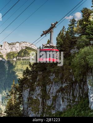 Appenzell Suisse 8. Juillet 2018 le téléphérique rouge transporte les touristes de Wasserauen à la montagne Ebenalp dans les Alpes suisses de la région d'Appenzell Banque D'Images