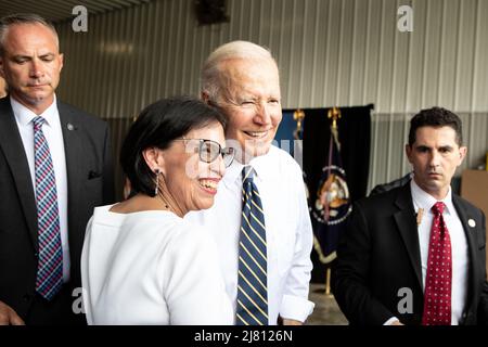 Kankakee, Illinois, États-Unis. 11th mai 2022. Le président Joe Biden salue la foule après avoir pris la parole dans une ferme de Kankakee le 11 mai 2022. (Credit image: © Lora Olive/ZUMA Press Wire) Banque D'Images