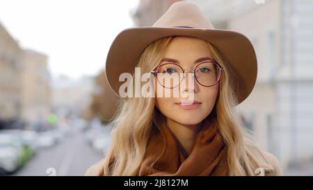 Portrait positif jeune femme avec le maquillage naturel attrayant caucasien millénaire jolie fille regardant l'appareil photo gros-up femelle avec de longs cheveux blond Banque D'Images