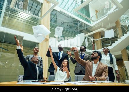 un groupe de succès afro-américains, européens, arabe et coréen homme d'affaires et femme d'affaires travaillant dans le bureau avec de grandes fenêtres en verre Banque D'Images