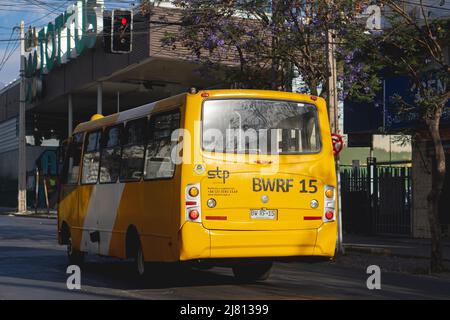 Santiago, Chili - décembre 2021: Un Transantiago, ou Red Metropolitana de Movilidad, bus à Santiago Banque D'Images