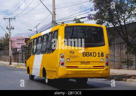 Santiago, Chili - décembre 2021: Un Transantiago, ou Red Metropolitana de Movilidad, bus à Santiago Banque D'Images