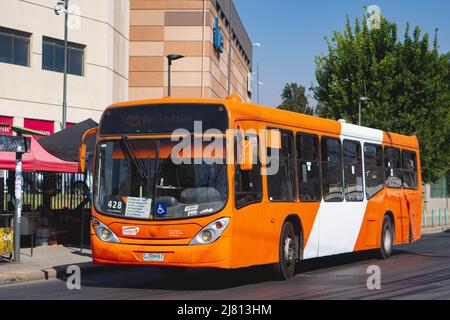 Santiago, Chili - décembre 2021: Un Transantiago, ou Red Metropolitana de Movilidad, bus à Santiago Banque D'Images