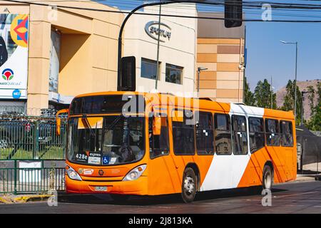 Santiago, Chili - décembre 2021: Un Transantiago, ou Red Metropolitana de Movilidad, bus à Santiago Banque D'Images