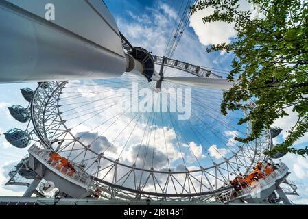 Lonon,England,UK-August 21 2019: Faible, large angle de la perspective du London Eye, sur la rive sud de la Tamise, comme il tourne lentement les touristes ar Banque D'Images