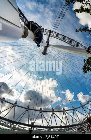 Lonon,England,UK-August 21 2019: Faible, large angle de la perspective du London Eye, sur la rive sud de la Tamise, comme il tourne lentement les touristes ar Banque D'Images