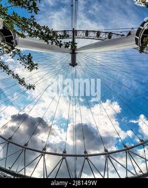 Lonon,England,UK-August 21 2019: Faible, large angle de la perspective du London Eye, sur la rive sud de la Tamise, comme il tourne lentement les touristes ar Banque D'Images