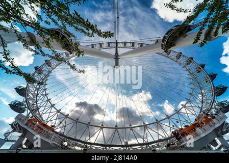 Lonon,England,UK-August 21 2019: Faible, large angle de la perspective du London Eye, sur la rive sud de la Tamise, comme il tourne lentement les touristes ar Banque D'Images