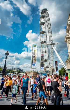 Lonon,Angleterre,Royaume-Uni-août 21 2019: Des foules de touristes visitent la roue du millénaire, et promenez-vous sur la rive sud de la Tamise, pendant un été chaud et ensoleillé d Banque D'Images