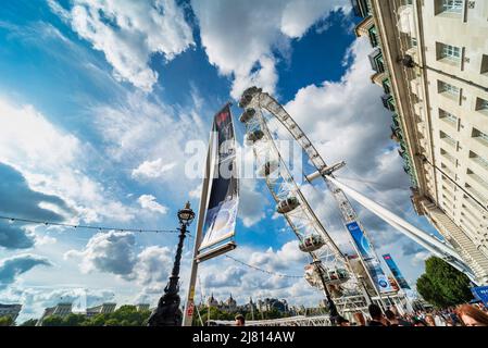 Lonon,Angleterre,Royaume-Uni-août 21 2019: À la roue du millénaire, à l'extérieur du County Hall, sur la rive sud de la Tamise, de nombreux touristes se promènent le long de la rive Banque D'Images