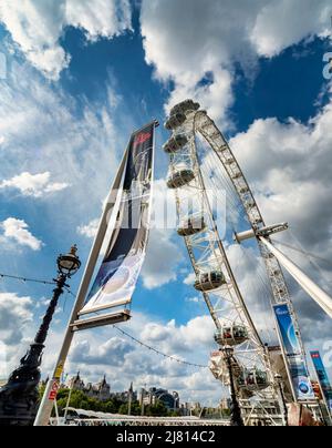 Lonon,Angleterre,Royaume-Uni-août 21 2019: À la roue du millénaire, à l'extérieur du County Hall, sur la rive sud de la Tamise, de nombreux touristes se promènent le long de la rive Banque D'Images