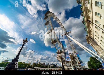 Lonon,Angleterre,Royaume-Uni-août 21 2019: À la roue du millénaire, à l'extérieur de County Hall, sur la rive sud de la Tamise, des nuages blancs moelleux passent au-dessus de l'emblématique Banque D'Images