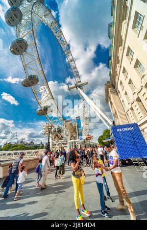 Lonon,Angleterre,Royaume-Uni-août 21 2019: Les visiteurs apprécient le temps chaud et ensoleillé, à la roue du millénaire, à l'extérieur de County Hall, sur la rive sud de la Tamise, on Banque D'Images