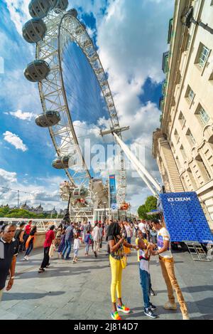 Lonon,Angleterre,Royaume-Uni-août 21 2019: Les visiteurs apprécient le temps chaud et ensoleillé, à la roue du millénaire, à l'extérieur de County Hall, sur la rive sud de la Tamise, on Banque D'Images