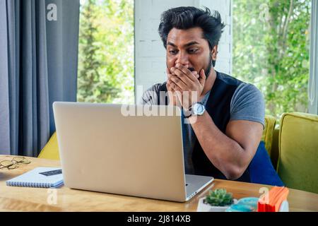 beau et réussi surpris homme d'affaires étudiant dans un élégant bien habillé indépendant travaillant avec un ordinateur portable .freelance et travail à distance. Banque D'Images