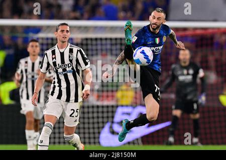 Rome, Italie. 11th mai 2022. Marcelo Brozovic (R), de l'Inter Milan, rivalise avec le ballon lors du match de football final de la coupe italienne entre Juventus et l'Inter Milan à Rome, en Italie, le 11 mai 2022. Credit: Augusto Casasoli/Xinhua/Alamy Live News Banque D'Images