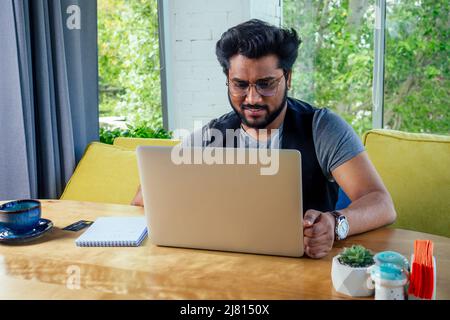 beau et réussi étudiant d'homme d'affaires dans un professionnel indépendant élégant et bien habillé travaillant avec un ordinateur portable .freelance et travail à distance. Banque D'Images