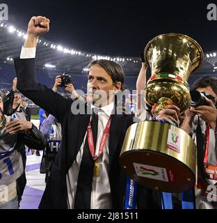 Rome, Italie. 11th mai 2022. L'entraîneur-chef de l'Inter Milan, Simone Inzaghi, célèbre avec le trophée après le match de football final de la coupe italienne entre Juventus et l'Inter Milan à Rome, en Italie, le 11 mai 2022. Credit: Augusto Casasoli/Xinhua/Alamy Live News Banque D'Images