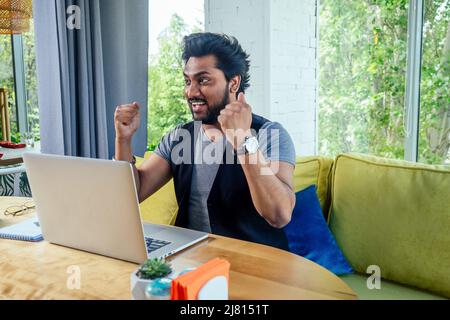 beau et réussi surpris homme d'affaires étudiant dans un élégant bien habillé indépendant travaillant avec un ordinateur portable .freelance et travail à distance. Banque D'Images