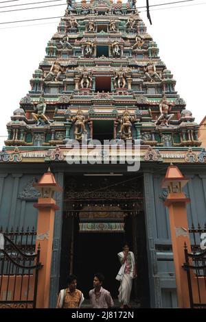 Le temple de Sri Kanchi Kamakoti Peeetam, construit dans le style architectural du sud de l'Inde, est situé à Varanasi, Uttar Pradesh, Inde. Banque D'Images