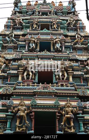 Le temple de Sri Kanchi Kamakoti Peeetam, construit dans le style architectural du sud de l'Inde, est situé à Varanasi, Uttar Pradesh, Inde. Banque D'Images