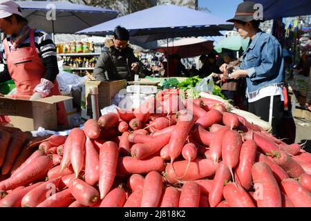 Un grand marché de produits frais colorés à chaoyangmen, Beijing, Chine. Banque D'Images